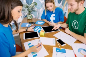 social media marketing creative-team-having-discussion-social-media